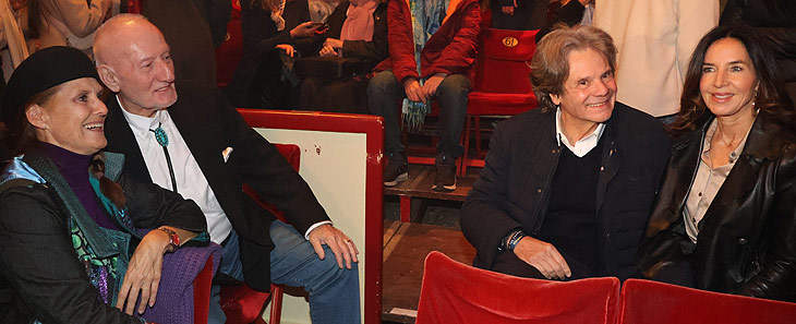 Corinna Binzer und Sepp Schauer (li.), Michael Käfer mti Frau Clarissa (re.)  beim Roncalli Premierenabend (©Foto: Martin Schmitz)